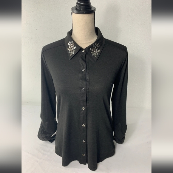 Self Esteem Open Back Shirt. Diamond shape embellishments. Pyramid shaped button - Picture 2 of 5